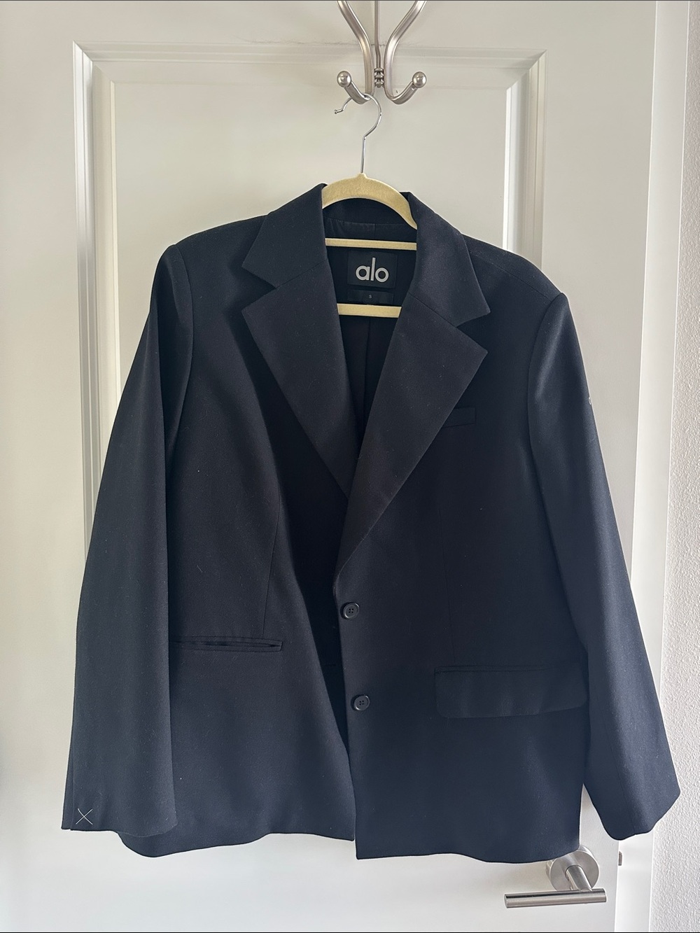 ALO Yoga Men's Black Blazer - Minimal Two-Button Sport Coat